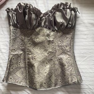 Beautiful corset !! Too big for me in the bust. Take it off my hands!